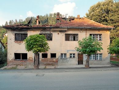 Arno Gisinger, aus der Serie Hotel Jugoslavija, Srebrenica, Juli 2006